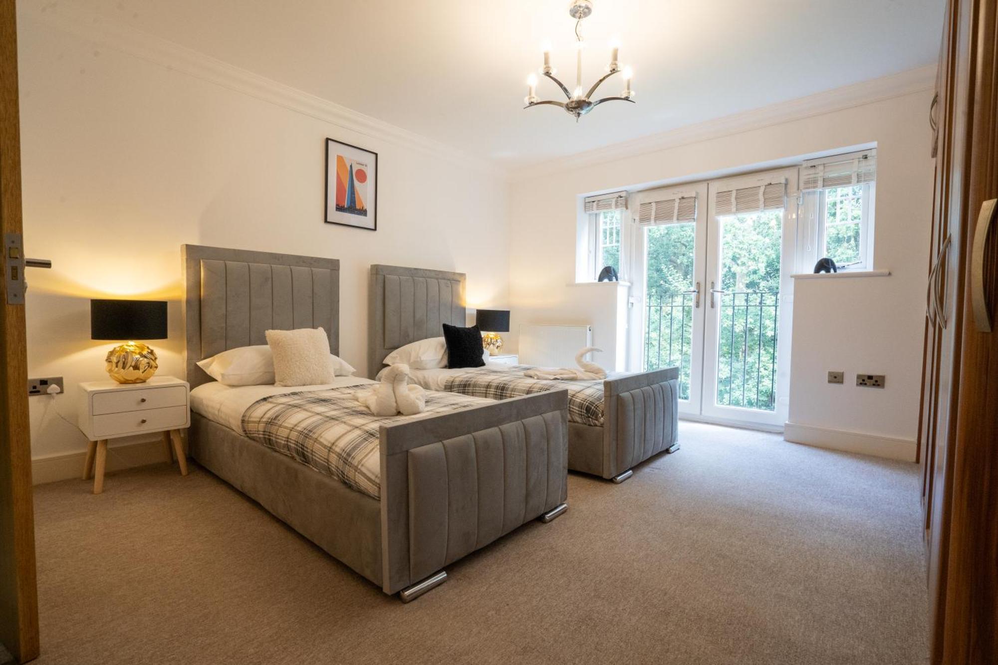 Villa Emirates House, Luxe 5 Bed, With King Sized Beds, Next To Aiport & Nec, Jlr 5 Mins Marston Green Esterno foto